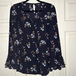 Premise Studio Women’s Size Medium Top w/ Bell Sleeve